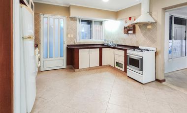 VENTA/PERMUTA - Casa de 3 dormitorios con cochera, jardín y pileta. Granadero Baigorria.