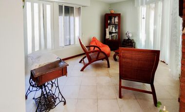 VENTA/PERMUTA - Casa de 3 dormitorios con cochera, jardín y pileta. Granadero Baigorria.