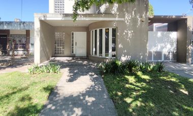 VENTA/PERMUTA - Casa de 3 dormitorios con cochera, jardín y pileta. Granadero Baigorria.