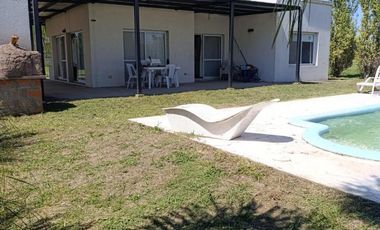 Casa en venta - 2 Dormitorios 1 Baño - Oliveros