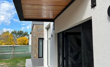 Casa en venta - 3 Dormitorios 3 Baños - 919Mts2 - La Plata