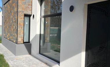 Casa en venta - 3 Dormitorios 3 Baños - 919Mts2 - La Plata