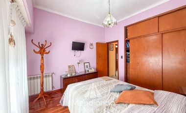 Casa con 4 dormitorios y Garage para 3 autos. Quincho. Radiadores. Zona Peralta Ramos Oeste.