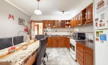 Casa con 4 dormitorios y Garage para 3 autos. Quincho. Radiadores. Zona Peralta Ramos Oeste.