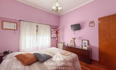 Casa con 4 dormitorios y Garage para 3 autos. Quincho. Radiadores. Zona Peralta Ramos Oeste.