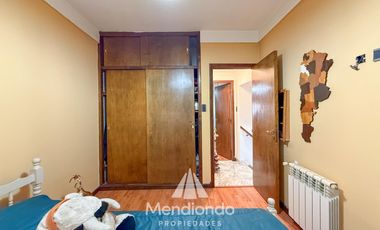 Casa con 4 dormitorios y Garage para 3 autos. Quincho. Radiadores. Zona Peralta Ramos Oeste.