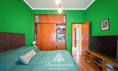 Casa con 4 dormitorios y Garage para 3 autos. Quincho. Radiadores. Zona Peralta Ramos Oeste.