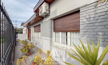 Casa con 4 dormitorios y Garage para 3 autos. Quincho. Radiadores. Zona Peralta Ramos Oeste.