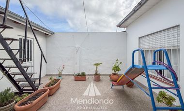 Casa con 4 dormitorios y Garage para 3 autos. Quincho. Radiadores. Zona Peralta Ramos Oeste.