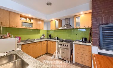 Casa con 4 dormitorios y Garage para 3 autos. Quincho. Radiadores. Zona Peralta Ramos Oeste.