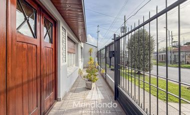 Casa con 4 dormitorios y Garage para 3 autos. Quincho. Radiadores. Zona Peralta Ramos Oeste.