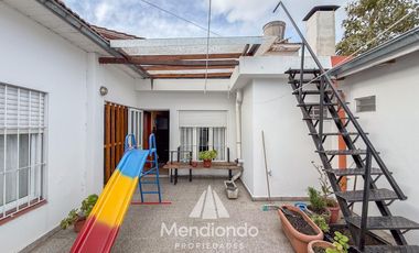 Casa con 4 dormitorios y Garage para 3 autos. Quincho. Radiadores. Zona Peralta Ramos Oeste.