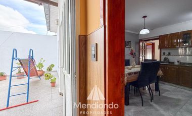 Casa con 4 dormitorios y Garage para 3 autos. Quincho. Radiadores. Zona Peralta Ramos Oeste.