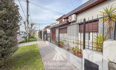 Casa con 4 dormitorios y Garage para 3 autos. Quincho. Radiadores. Zona Peralta Ramos Oeste.