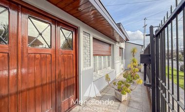 Casa con 4 dormitorios y Garage para 3 autos. Quincho. Radiadores. Zona Peralta Ramos Oeste.