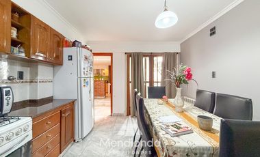 Casa con 4 dormitorios y Garage para 3 autos. Quincho. Radiadores. Zona Peralta Ramos Oeste.