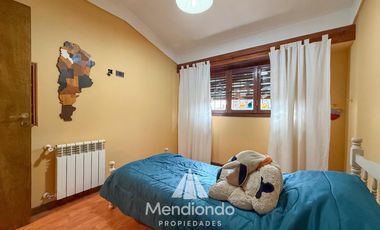 Casa con 4 dormitorios y Garage para 3 autos. Quincho. Radiadores. Zona Peralta Ramos Oeste.