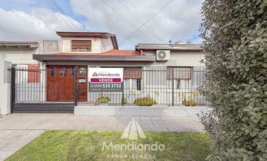 Casa con 4 dormitorios y Garage para 3 autos. Quincho. Radiadores. Zona Peralta Ramos Oeste.