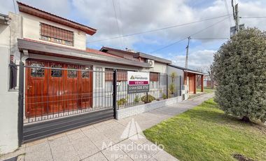 Casa con 4 dormitorios y Garage para 3 autos. Quincho. Radiadores. Zona Peralta Ramos Oeste.