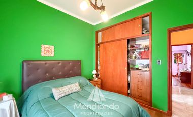 Casa con 4 dormitorios y Garage para 3 autos. Quincho. Radiadores. Zona Peralta Ramos Oeste.