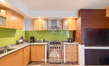 Casa con 4 dormitorios y Garage para 3 autos. Quincho. Radiadores. Zona Peralta Ramos Oeste.