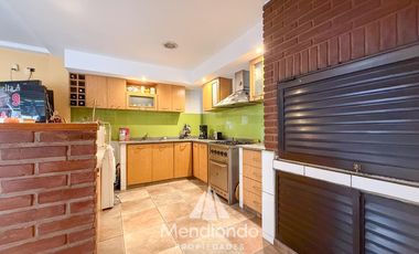 Casa con 4 dormitorios y Garage para 3 autos. Quincho. Radiadores. Zona Peralta Ramos Oeste.