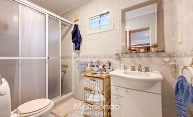 Casa con 4 dormitorios y Garage para 3 autos. Quincho. Radiadores. Zona Peralta Ramos Oeste.