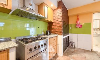 Casa con 4 dormitorios y Garage para 3 autos. Quincho. Radiadores. Zona Peralta Ramos Oeste.