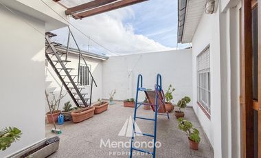 Casa con 4 dormitorios y Garage para 3 autos. Quincho. Radiadores. Zona Peralta Ramos Oeste.