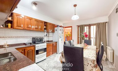 Casa con 4 dormitorios y Garage para 3 autos. Quincho. Radiadores. Zona Peralta Ramos Oeste.