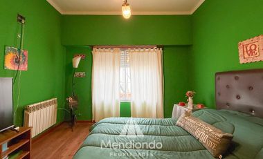 Casa con 4 dormitorios y Garage para 3 autos. Quincho. Radiadores. Zona Peralta Ramos Oeste.