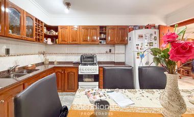 Casa con 4 dormitorios y Garage para 3 autos. Quincho. Radiadores. Zona Peralta Ramos Oeste.