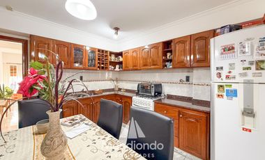 Casa con 4 dormitorios y Garage para 3 autos. Quincho. Radiadores. Zona Peralta Ramos Oeste.