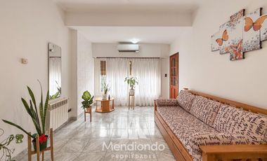 Casa con 4 dormitorios y Garage para 3 autos. Quincho. Radiadores. Zona Peralta Ramos Oeste.