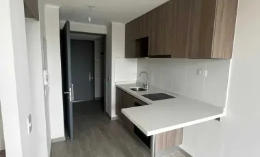 Departamento en arriendo c/ estacionamiento en Parque Los Reyes