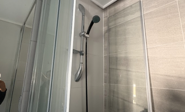 Departamento en arriendo c/ estacionamiento en Parque Los Reyes