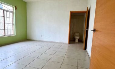 Casa en renta con uso de suelo comercial  440m2 Los Robles Nuevo Mexico Zapopan