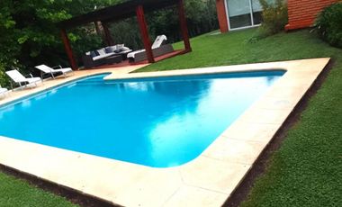 Casa en venta - 3 Dormitorios 3 Baños - Cochera - 1.100Mts2 - Campana