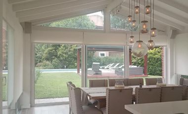 Casa en venta - 3 Dormitorios 3 Baños - Cochera - 1.100Mts2 - Campana