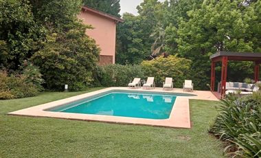 Casa en venta - 3 Dormitorios 3 Baños - Cochera - 1.100Mts2 - Campana