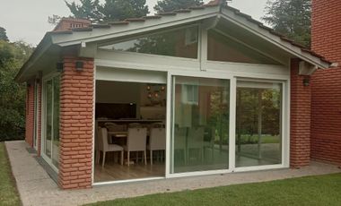 Casa en venta - 3 Dormitorios 3 Baños - Cochera - 1.100Mts2 - Campana