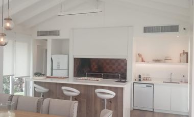 Casa en venta - 3 Dormitorios 3 Baños - Cochera - 1.100Mts2 - Campana