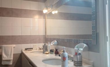 Casa en venta - 3 Dormitorios 3 Baños - Cochera - 1.100Mts2 - Campana