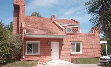 Casa en venta - 3 Dormitorios 3 Baños - Cochera - 1.100Mts2 - Campana