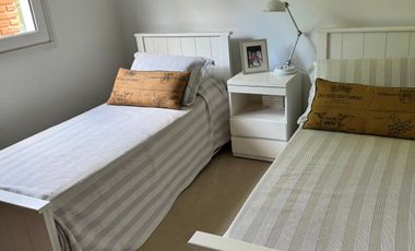 Casa en venta - 3 Dormitorios 3 Baños - Cochera - 1.100Mts2 - Campana