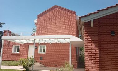 Casa en venta - 3 Dormitorios 3 Baños - Cochera - 1.100Mts2 - Campana