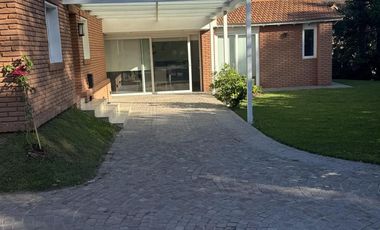 Casa en venta - 3 Dormitorios 3 Baños - Cochera - 1.100Mts2 - Campana