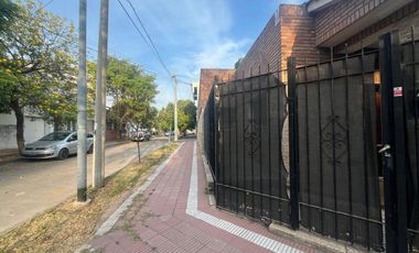 Casa en venta - 4 Dormitorios 2 Baños - 233Mts2 - Cochera - Córdoba Capital