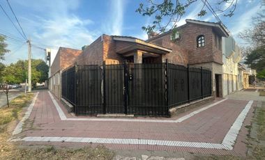 Casa en venta - 4 Dormitorios 2 Baños - 233Mts2 - Cochera - Córdoba Capital