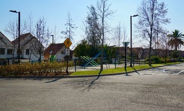 Linda y Renovada-Casa en Condominio